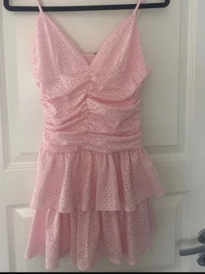 Klänning - Jätte söt klänning som aldrig har kommit till användning så helt oanvänd, har sytt banden kortare då dom var jätte långa, köpt för 200kr på Temu, de är väldigt bra kvalitet på tyget