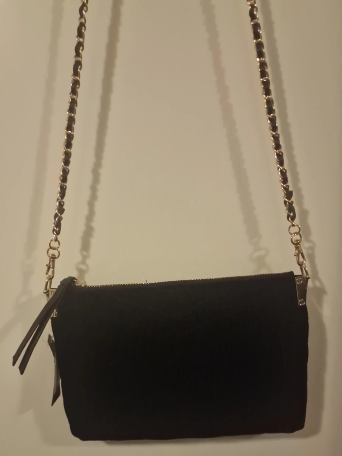 Svart axelväska med kedjerem - 1