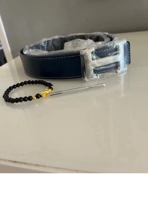 Mörkblått H bälte - Säljer mitt herrmes bälte 115cm helt nytt. Armband ingår. Hör av er vid frågor och funderingar