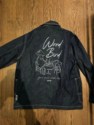 Woodbird Jeans Overshirt - Helt ny med allt kvar.                                                      Nypris 1600kr.                                                                Storlek L