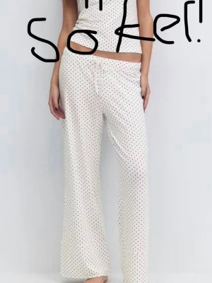 Söker prickiga  byxor - Söker de här vita prickiga byxorna från gina tricot i storlek xxs eller de från lager 157 i xs!