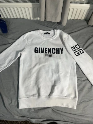 Givenchy Paris  - Vit sweatshirt ifrån givenchy. Det står L men den är egentligen S. Den är väldigt fin och knappast använd. Om du inte är nöjd med det satta priset så kan vi förhandla