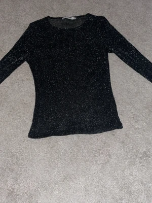 Glittrig topp - Glittrig nät tröja från nakd, står storlek L på lappen men väldigt elastisk så den passar mig som vanligtvis har S och skulle tippa på att den även passar som xs