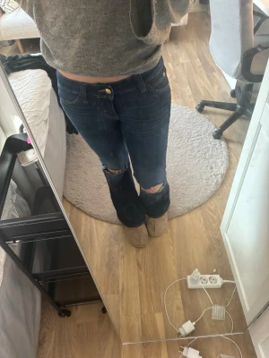 Blåa weekday jeans som jag har klippt hål i - Super fina weekday jeans som har hål som jag gjort . Modellen är booty bei 