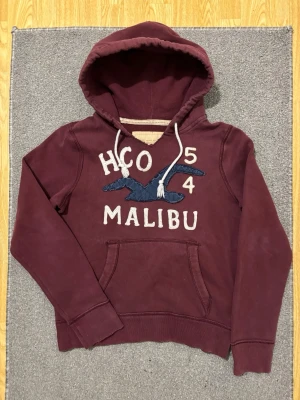 Vintage Hollister Hoodie - Extremt sällsynt och unik Hollister Hoodie med tryck | Hoodien har en unik sliten & distressed design! | Mycket bra skick | Storlek S | Längd≈ 65 cm, Bredd 54 cm under armhål-armhåla| Modell 175cm, 68kg | Priset ej hugget i sten! 
