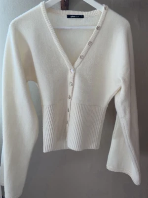 Stickad tröja  - Säljer denna superfina tröjan från Gina som just nu är helt slutsåld i denna storlek. Använt den 1 gång så den ser helt ny ut🩷Vill ni ha fler bilder på den så är det bara att kontakta mig🩷 