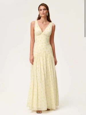 Adoore klänning - Oanvänd ljusgul långklänning från Adoore i modellen ”Toulouse”💛. Den är som sagt helt ny och i toppskick! Perfekt till studentfester, midsommar eller bara allmänt till sommaren☀️Otrolig passform!😍Nypris: 1695kr