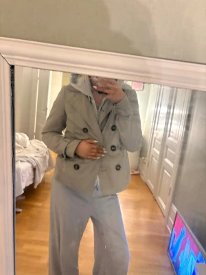 Trenchcoat  - Skit snygg trenchcoat jag köpt på second hand, jag har aldrig använt den och ser ut att va i bra skick 💕👏🏼