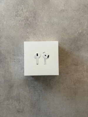 Apple AirPods 4 - Helt nya oöppnad Apple AirPods 4