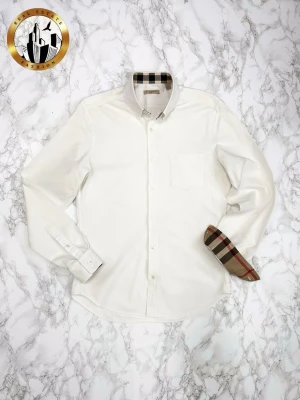 Burberry Skjorta S - Vit Burberry skjorta i storlek S i mycket bra skick. Skjortan är självklart äkta. Är du osäker på äkthet hänvisar jag gärna till bra källor/guider. Tveka inte på att höra av dig för fler frågor eller vid minsta fundering! Skick: 9/10 | Mått A: 76,5cm | Mått B: 65cm | Mått C: 51cm