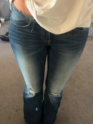 Jättefina jeans från Gina med ristningsdetaljer!💘💘 - Använda en gång!! Jättesnygga jeans från Gina 14+!💘