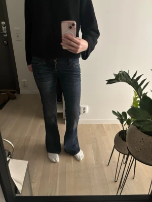 weekday jeans - säljer dessa super fina och trendiga weekday jeansen i storlek 25/30 men passar en person som har typ xs/s! en liten defekt på högra benet längst ner men syns inte.  pris kan diskuteras vid snabb affär 💞