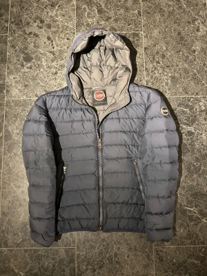 Mörkblå dunjacka från Colmar - Tja! Säljer en fet jacka från colmar i färgen mörkblå! Perfekt nu inför våren. Jackan är i suveränt skick. Storleken är S-M, bara att höra av sig vid eventuella frågor!