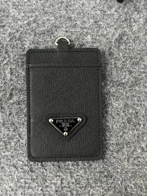 P korthållare halsband  - Väldigt fin Pradaa halsband. Unik och stillig. En jätte fin accessoar, går att matcha perfekt till en mörk outfit. Funderingar angående korthållare, fler bilder. Kom dm!