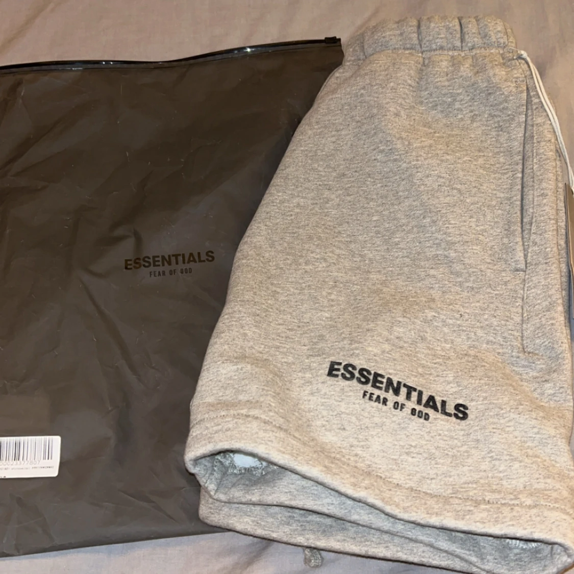 Grå Essentials Fear of God shorts - 1