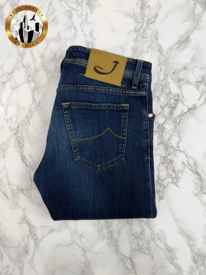 Jacob Cohën 33 - Mörkblå Jacob Cohën Style 622 jeans i storlek W33 i nästintill nyskick. Tveka inte på att höra av dig för fler bilder eller vid minsta fundering! Självklart äkta. Skick: 9,5/10 | Mått A: 43,5cm | Mått B: 102cm | Mått C: 80cm