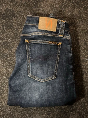 Nudie Jeans  - Säljer dessa riktigt schysta Nudie jeans. Mycket bra skick, modellen är Tight long John. Sitter slim fit och är storlek 29/32. Tveka inte att kontakta om fler bilder eller andra funderingar //CS ☺️