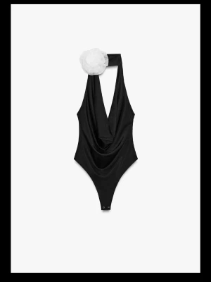 Svart body med rosett - Bodyn är aldrig använd, endast provad en gång! Men super fin men för stor.