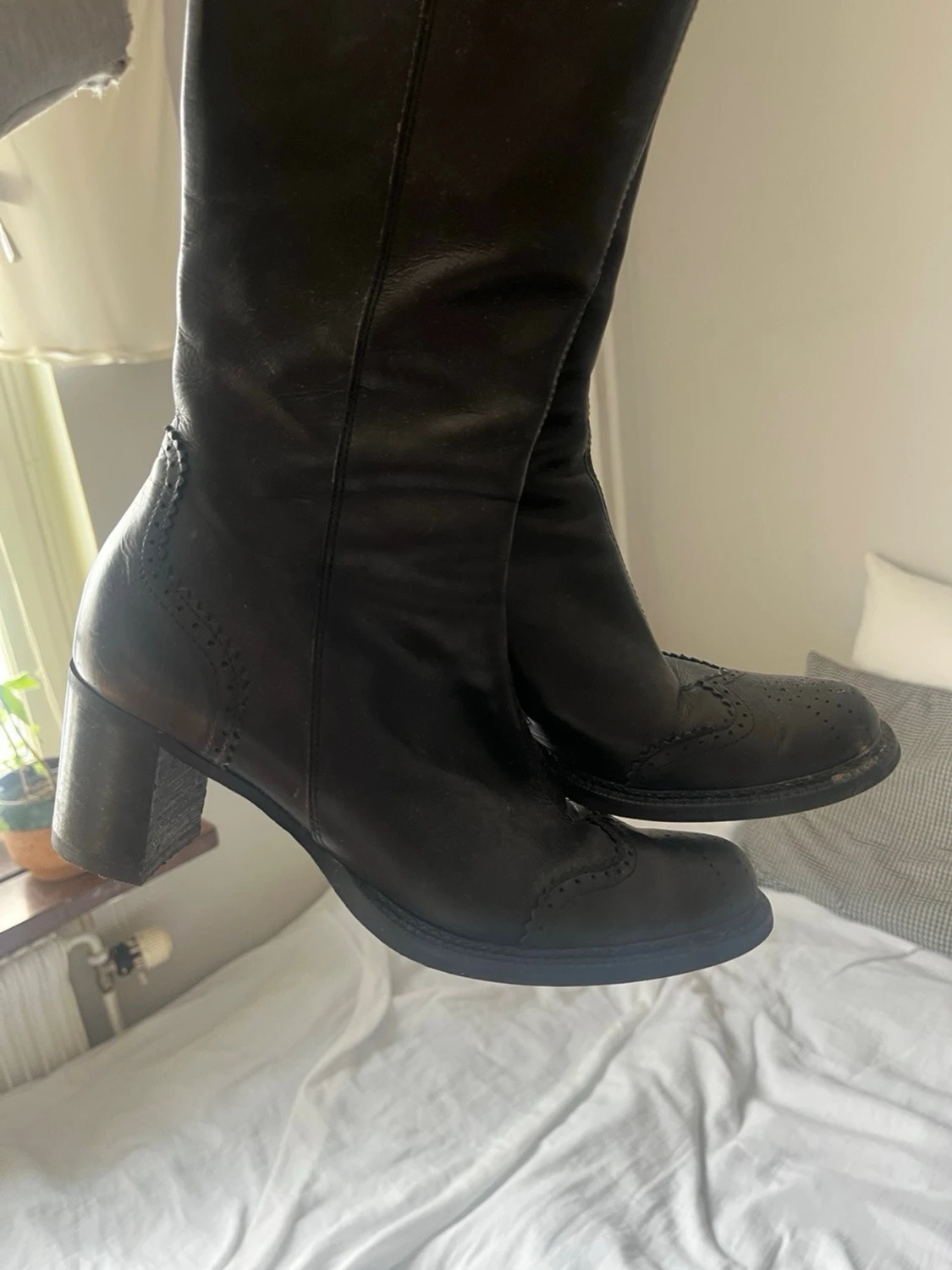 Svarta höga läderstövlar med klack - 1