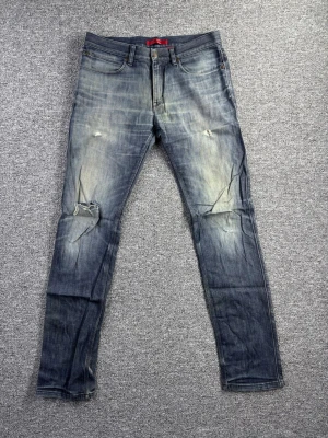 Vintage Hugo Boss Jeans 32/34 – Snygga Fades & Slitningar - Säljer ett par riktigt snygga vintage Hugo Boss jeans i storlek 32/34. Fantastiska naturliga fades och slitningar som ger perfekt worn-in look. Riktigt bra passform och premium denimkvalitet. 📌 Storlek 32/34 📌 Autentiska fades 📌 Snygga slitningar 📌 Vintage Perfekta om du gillar Y2K, streetwear eller klassisk denim med karaktär. 📏 Mått finns i bilderna 🔎 Skick och detaljer syns tydligt på bilderna 💸 Följ mig och få 10% rabatt!