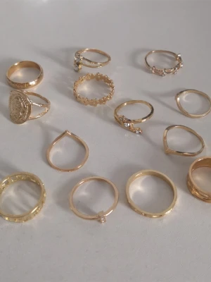 13-pack ringar  - 13 st ringar med olika former och mönster. Materialet är zinc alloy. (#112)