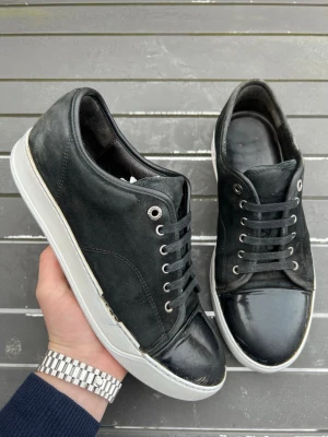 Lanvins uk8 svart - Tja! Säljer nu dessa sjukt feta svarta lanvins! Size uk8 som motsvarar 42-43! Skick 6,5+/10. Nypris 5000kr. Hör av dig vid minsta fundering 🤩