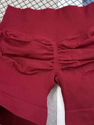 “Spring, Träna, Forma! Superdeal: 2 Shorts för 250 kr” - Röda & vita sömlösa yogashorts med hög midja – rumplyftande och superbekväma!  ✔ Perfekta för löpning, träning, fitness och utomhusaktiviteter ✔ Stretchigt tyg som formar och lyfter ✔ Sömlös design för maximal komfort ✔ Storlek M – sitter fantastiskt och är väldigt bekväma   💸 Pris:    •   1 par – 150 kr    •   2 par (röd + vit) – 250 kr ✨ Superpris! 