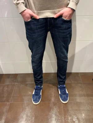 Dondup george - Dondup jeans | Riktigt feta och populära jeans | Skick= 9,5/10 | nypris= 4000 kr | vårt pris= 799kr | Hör av dig vid minsta fundering!