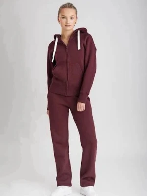 Vinrött mjukisset med huva - Säljer ett vinrött Russemerch sett, tröjan är i storlek Xs och byxorna är i storleken S❤️Mysigt vinrött loungewear-set med ziphoodie och matchande byxor. Hoodien har vita dragsnören och fickor framtill.