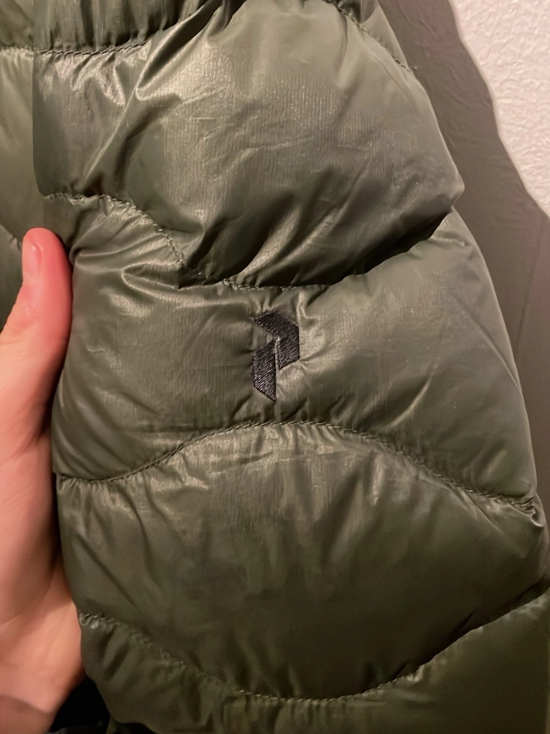 Mörkgrön peak performance dunjacka med huva - 3