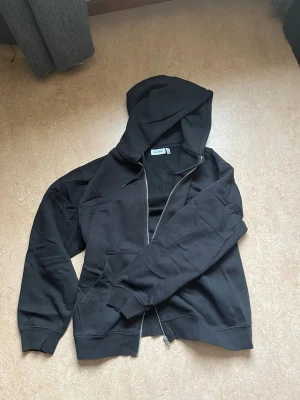 Svart zip hoodie från Weekday - Säljer en oanvänd svart hoodie från Weekday med dragkedja. 