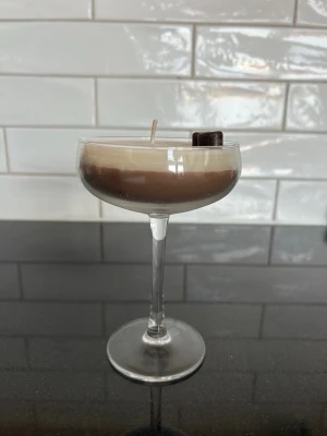 Espresso doftljus - Espresso Dream ☕️ Ett doftljus som både luktar och ser ut som en espresso martini.🍸 Brinntiden är över 16 timmar. Den enda defekten gäller bara estetiska skäl, därav påverkas inte produktens användning i sig. Finns att hämta upp på ProCivitas Privata Gymnasium Södermalm, Tullgårdsgatan 12, om man inte vill betala frakt! Original pris: 129 kronor