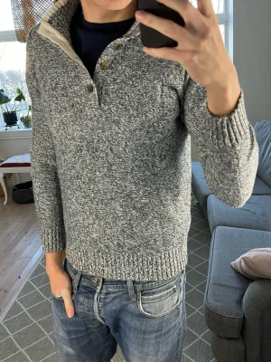 Grå Stickad Quarter Zip - Super snygg och simpel tröja! Mått: A:46 B:48 C:45 D:60 (cm) Skriv vid fundering! 😁😁