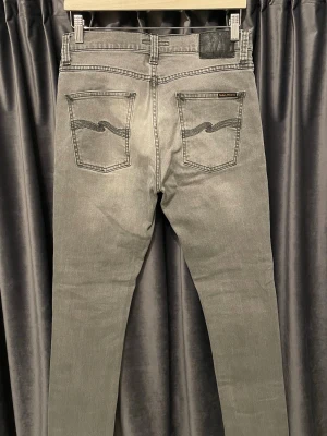 Nudie jeans - GRIM TIM (slim) - Nudie jeans - skick 9/10, fint skick! - storlek 28/30, men är lite längre och passar längd 32 - väldigt stilrena och fräscha jeans! - hör av er vid frågor🙌