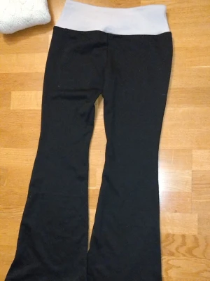 Svarta flare yoga byxor fake foldover - Storlel M. Flare 2000's vibe yoga pants fake foldover. Foldover delen går inte att foldover. Hade köpt dom längesen men dom var för långs och jag var besviken. Foldover delen brukade vara ljus ross men nu är den typ vit/grå. Tjocka och mysiga. 