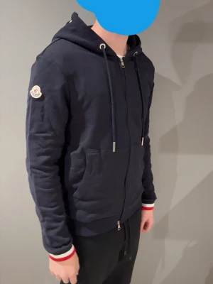 Blå Moncler zip hoodie - Storlek M. Han på bild är 178cm. Pris kan diskuteras vid snabb affär!
