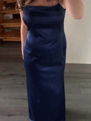 Marinblå balklänning  - Jättefin marinblå klänning i strl S, endast använd en gång💗