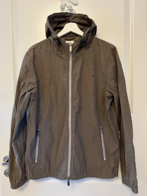 Boomerang Jacka - Brun Boomerang jacka, med luva, 2 fickor och den klassiska Boomerangen broderad på ryggen.