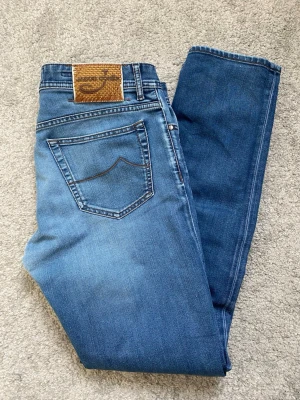Jacob Cohën Jeans - Tja, säljer nu dessa extremt schyssta Jacob Cohën jeans i modellen 688, storlek W34. Jeansen är i högkvalitativt italienskt tyg med snygga detaljer. Nypris ligger runt 5000kr, mitt pris endast 999kr (ej hugget i sten). Jeansen har en liten lagning i skrevet, men inget som syns vid användning. Hör av dig vid minsta fundering!