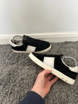 Valentino Flycrews skor  - säljer ett par svart fina valentino flycrews. Det är ett par fina sneakers som passar till allt. Mockan är väldigt fin och sulan är väldigt lite sliten som är väldigt svårt att hitta. Det är storlek 40 men de passar mig och jag har vanligtvis 41. Skorna har lite defekter: 3 nitar saknas på vänster sko(kan köpas) , inre bak i skon är det en lagning lapp på. Annars är dom som perfekta för dig. Lite og saker kommer med. Byten kan vara intressant och priset kan diskuteras vid snabb affär//mvh Oliver