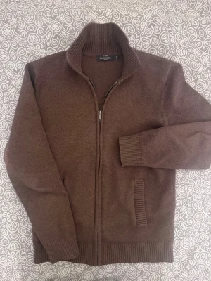 Stickad tröja med dragkedja  - Brun stickad tröja med dragkedja - strl S - skön och sitter Slim - passar till allt och är varm 