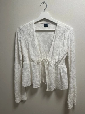 Front tie top - En vit långärmad topp från Gina Tricot med knyte framtill.  Storlek S. Mycket bra skick! 