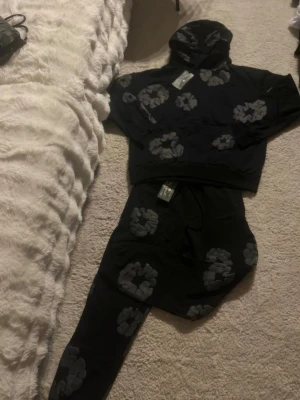 Denim Tears tracksuit - Superhypead tracksuit från Denim Tears. Unik design och grym kvalitet.