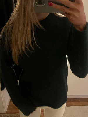 Mörkgrön stickad tröja  - En mysig stickad tröja i mörkgrön färg🩷