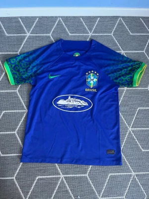 Blå Brasilien fotbollströja Nike - Snygg blå Brasilien fotbollströja från Nike med gröna och gula mönster. Nice att gymma med och skön att bara ha på sig. 