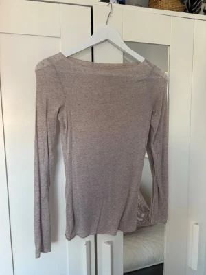 Beige långärmad topp från Intimissimi - Intimissimi begie tröja. Tror denna färg inte finns kvar på hemsidan men är osäker 💕 ny pris är 489kr och mitt pris jag satt kanske kan diskuteras. 