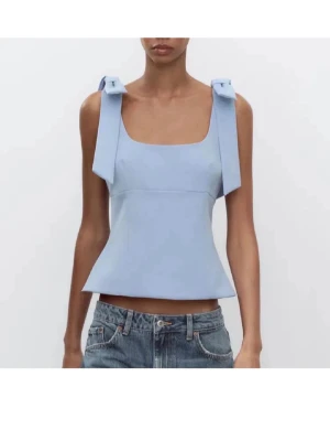 Blåa topp med rosetter Zara - Supersöt ljusblå linnetopp med breda axelband som knyts i stora rosetter på axlarna. Från Zara i storlek M. Typ helt oanvänd! Skriv för fler bilder eller frågor💖