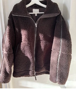 Brun teddyjacka med dragkedja - Brun mysig Teddy Jacka. Bra skick! Säljer för den är för stor🤍