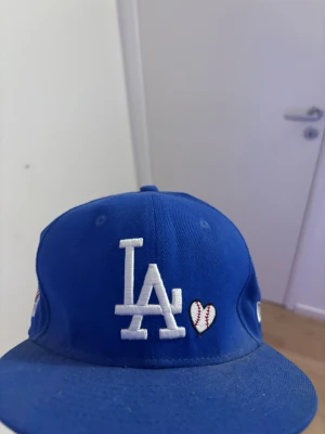 Blå LA Keps 60.6 cm - Riktigt snygg och bekväm 