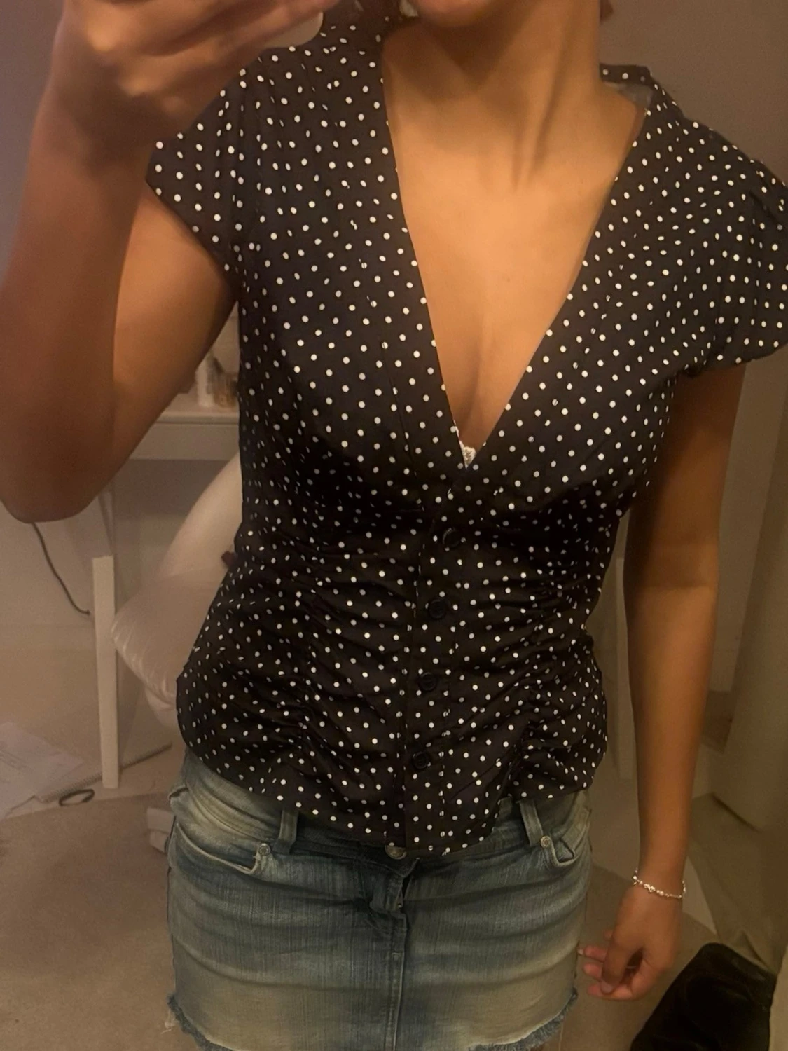 Svart prickig blus med v-ringning